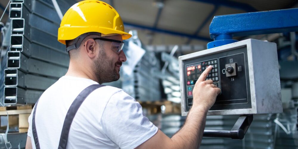 Você sabia que há treinamentos obrigatórios para operadores de máquinas? - BGV Serviços
